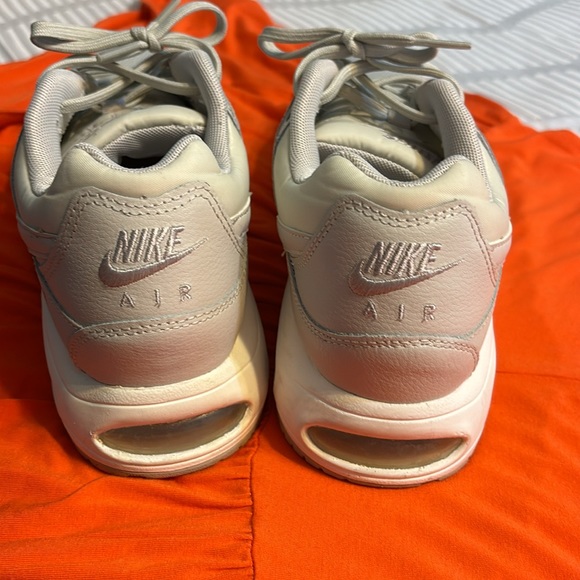 Nike - Picture 3 of 5